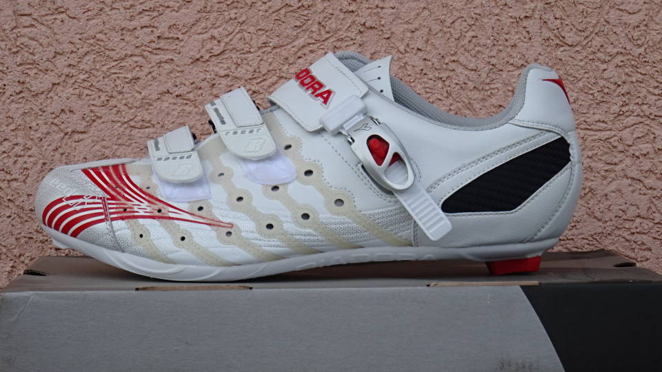 DIADORA